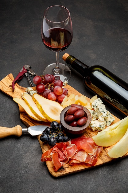 Fleischplatte Antipasti-Snack - Schinken, Blauschimmelkäse, Melone, Trauben, Oliven