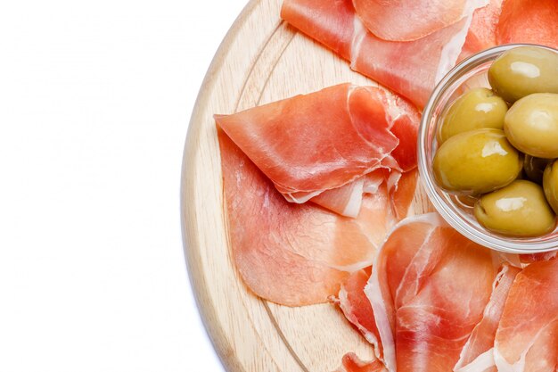 Fleischplatte aus italienischem Schinken-Crudo oder spanischem Jamon auf Holzschneidebrett