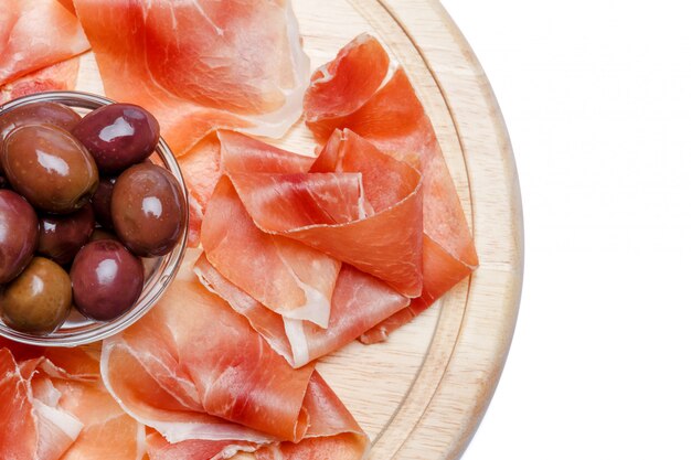 Fleischplatte aus italienischem Schinken-Crudo oder spanischem Jamon auf Holzschneidebrett