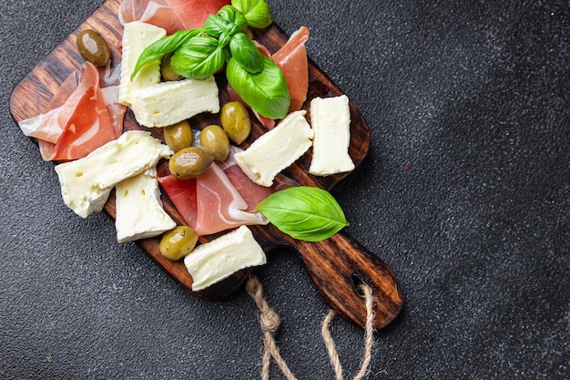 fleischplatte oder käseplatte jamon, käse, oliven gesunde mahlzeit essen snack auf dem tisch