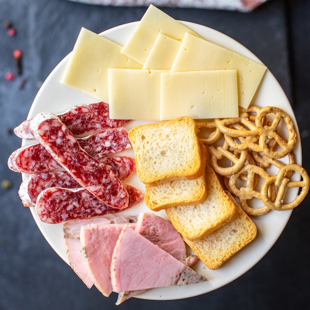 Fleischplatte Schinkenscheiben, Käseplatte und Cracker Wurst Salami Essen