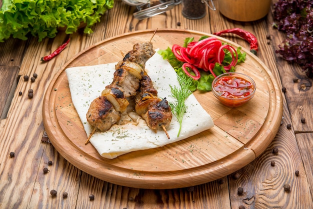 Fleischrouladen gegrillt mit roter Zwiebel und Sumach auf Pita