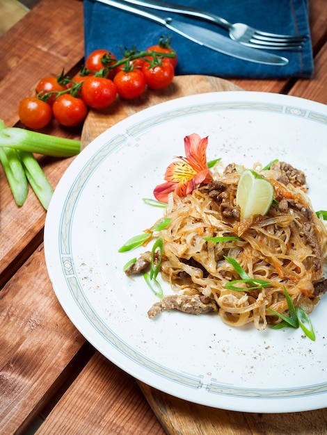 Foto fleischsalat mit rindfleisch und nudeln thai-küche