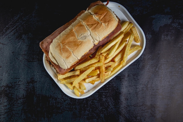 Fleischsandwich Milanesa Fast Food aus Argentinien