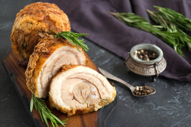 Fleischspezialitäten. Schweinebrötchen mit Gewürzen