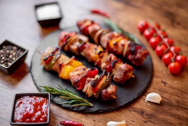 Fleischspieße mit gegrilltem Gemüse auf rustikalem Hintergrund