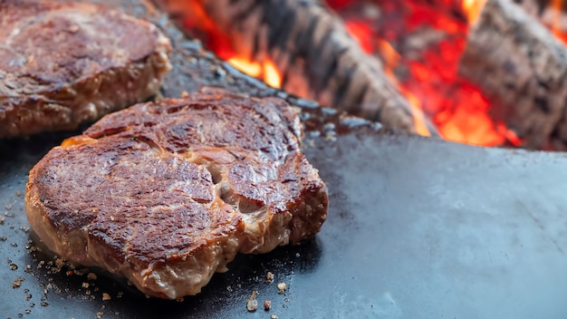 Fleischsteak auf offener Flamme gebraten