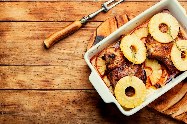 Fleischsteak mit Ananasplatz für Text