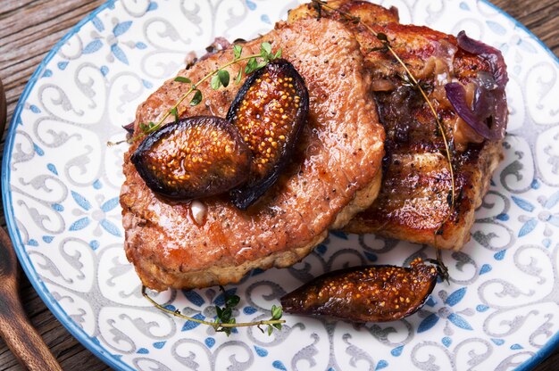 Fleischsteak mit Feigen und Thymian