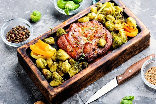 Fleischsteak mit Rosenkohl