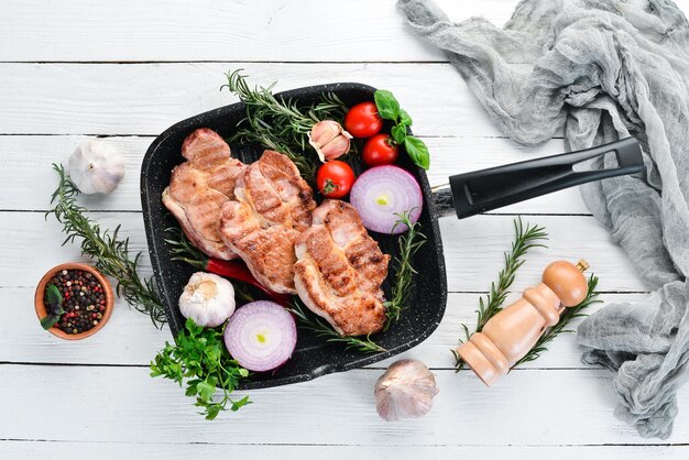 Fleischsteaks mit Rosmarin Grillgrill auf weißem Holzhintergrund Draufsicht Freier Kopierplatz