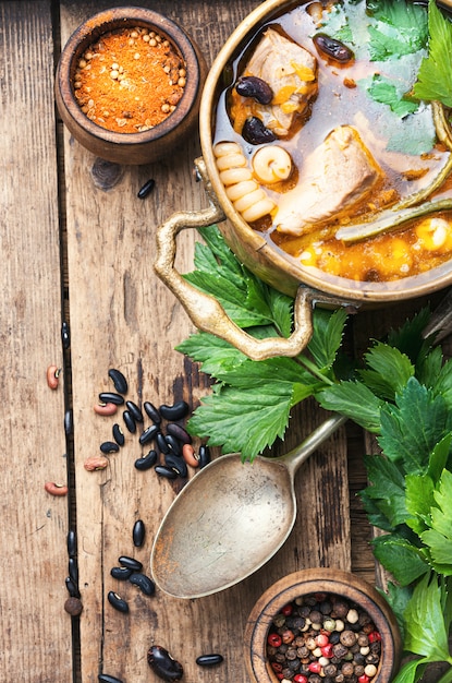 Fleischsuppe mit Gemüse