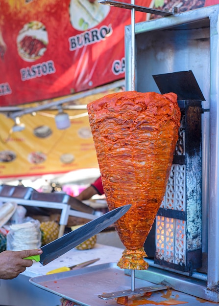 Foto fleischtrompo für tacos al pastor mexikanisches straßenessen mariniertes fleisch al pastor