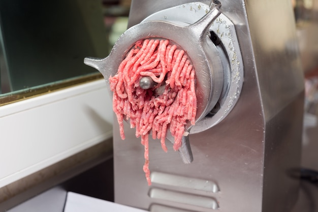 Fleischwolfmaschine mit frischem gehacktem Fleisch