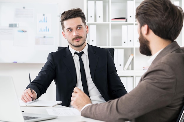 Fleißige Geschäftsmänner, die etwas besprechen