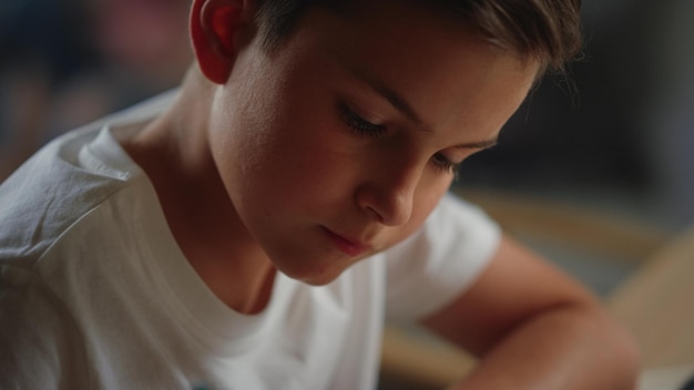 Fleißige Kinderschulung zu Hause Kluger Schüler, der sich drinnen Notizen macht