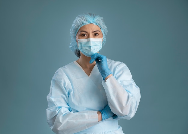 Foto fleißige krankenschwester mit medizinischer maske