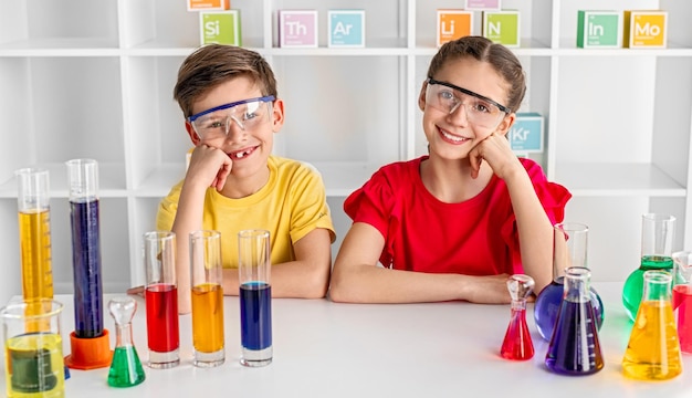 Fleißige Schüler beim Chemieunterricht