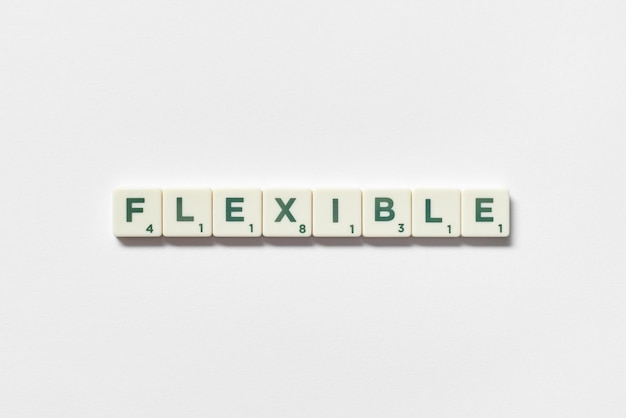 Flexible formado de fichas de Scrabble sobre fondo blanco.