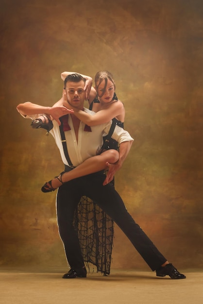 Flexibles junges modernes Tanzpaar, das im Studio aufwirft.