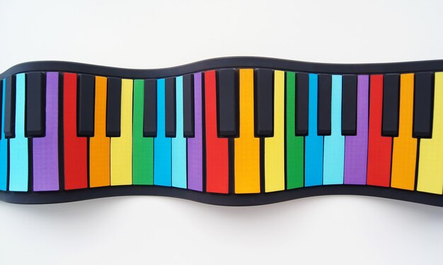 Flexibles mehrfarbiges Klavier für Kinder. Draufsicht lokalisiert auf einer weißen Wand