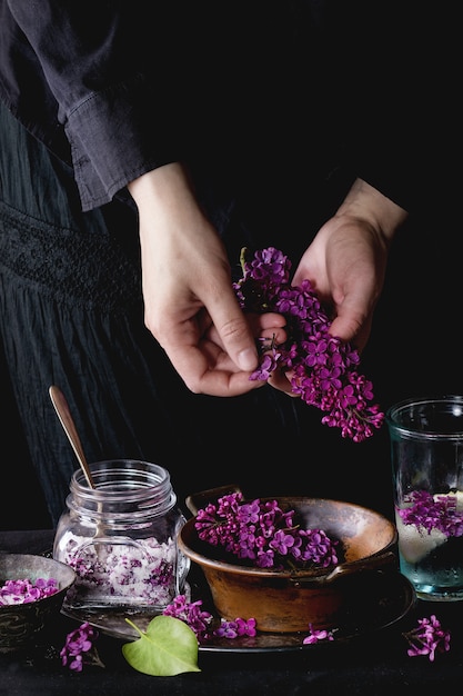 Fliederblüten in Zucker