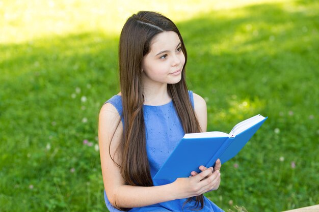 Fliegen Sie hoch in die Fantasie Kleines Kind las an einem Sommertag ein Buch Entwicklung der Fantasie Fantasie und Fantasie Literatur und Poesie Lassen Sie Ihrer Fantasie freien Lauf Lesen Sie mehr