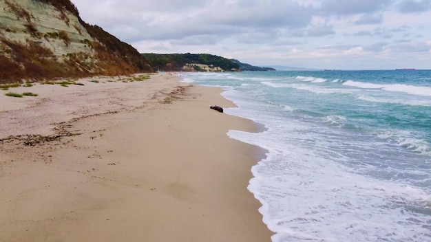 Fliegen über dem wunderschönen wilden Strand in Bulgarien