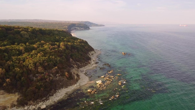 Fliegen über dem wunderschönen wilden Strand in Bulgarien