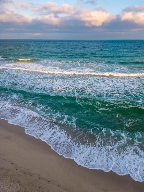 Fliegen über dem wunderschönen wilden Strand in Bulgarien