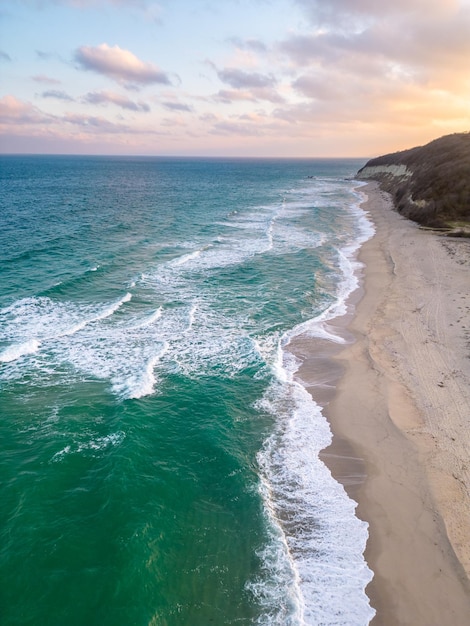 Fliegen über dem wunderschönen wilden Strand in Bulgarien