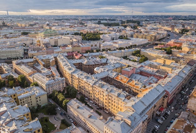 Fliegen über den Dächern von St. Petersburg, Russland