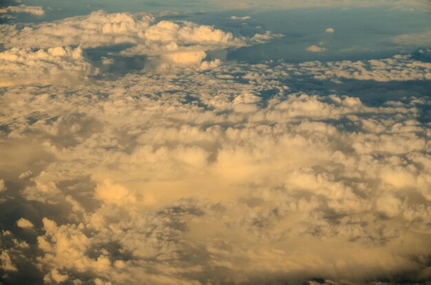 Fliegen über der Wolke