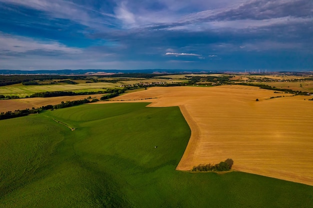 Fliegen über einige goldene Felder und grüne Wälder Deutschlands