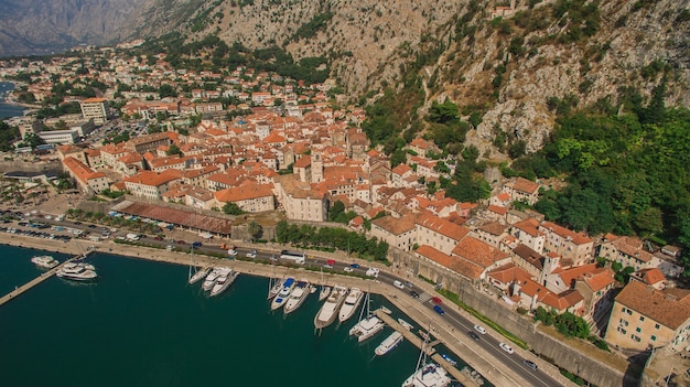 Fliegen über Kotor in Montenegro