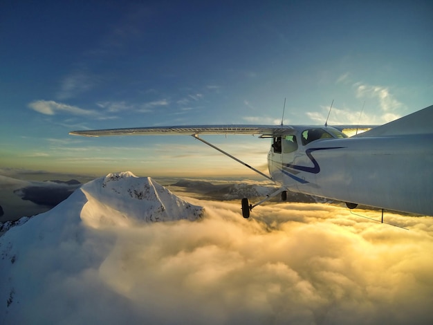 Fliegen um die Berge von British Columbia, Kanada