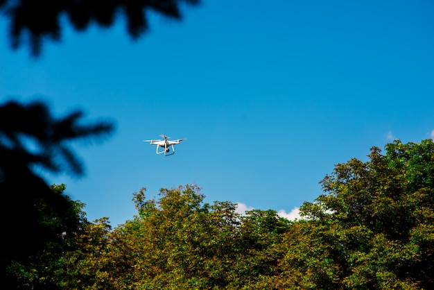 Fliegende Drohne in der Natur.