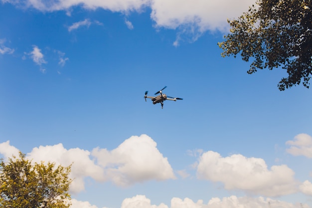 Fliegende Drohne mit blauem Himmelhintergrund, neue Technologie.