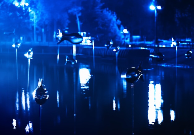 Fliegende Fische im Moskauer Park bei Lichtshow-Hintergrund hd