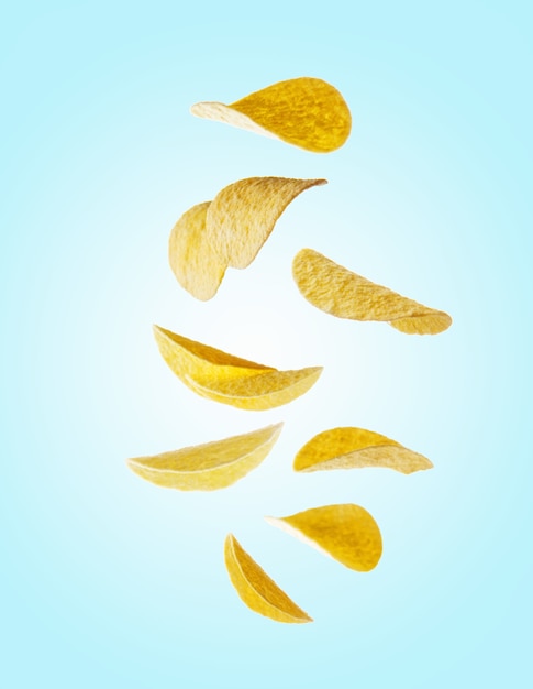 Fliegende Kartoffelchips auf Blau