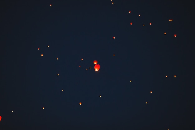 Fliegende Laterne im dunklen Himmel