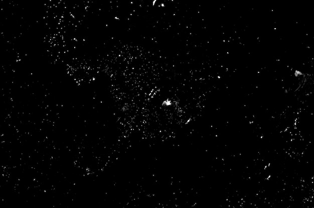 Fliegende Schneeflocken auf schwarzem Hintergrund