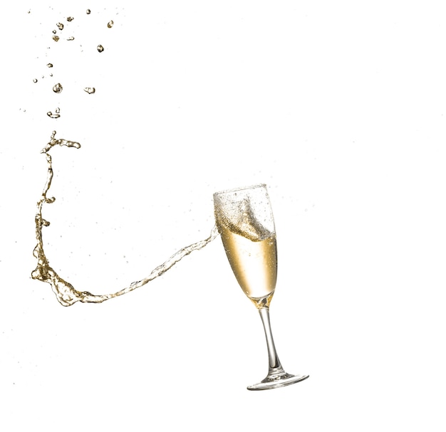 Fliegende Weingläser mit gegossenem Alkohol auf einem Hintergrund mit Farbverlauf Ein Sekt Weißwein