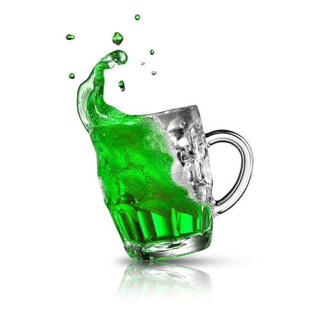 Fliegender Bierkrug mit grünem alkoholischem frischem Getränk Spritzer und Tropfen auf weißem Hintergrund, Kopienraum. Happy St. Patrick's Day Konzept.