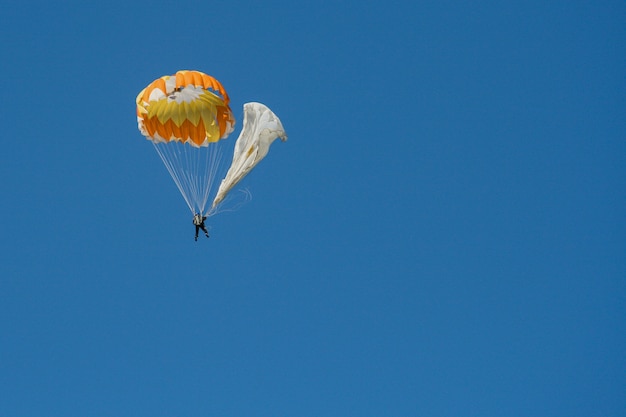 Fliegender Fallschirmspringer mit offenem Fallschirm