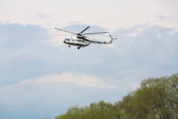 Fliegender Hubschrauber gegen den Himmel