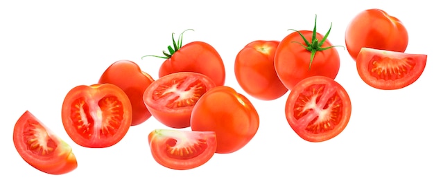 Fliegender Tomatensalat lokalisiert auf weißem Hintergrund mit Beschneidungspfad