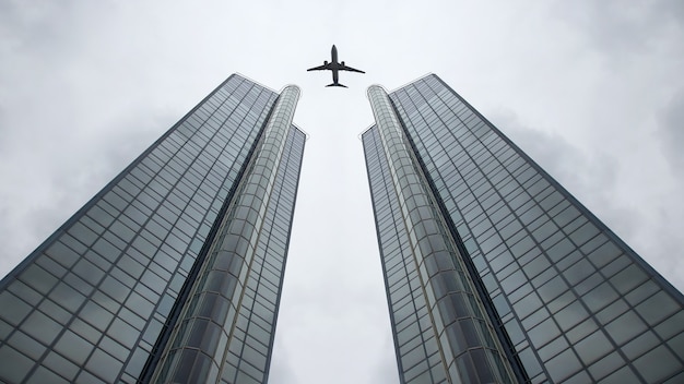 Fliegendes Passagierflugzeug im Netz auf dem Hintergrund eines großen modernen Gebäudes