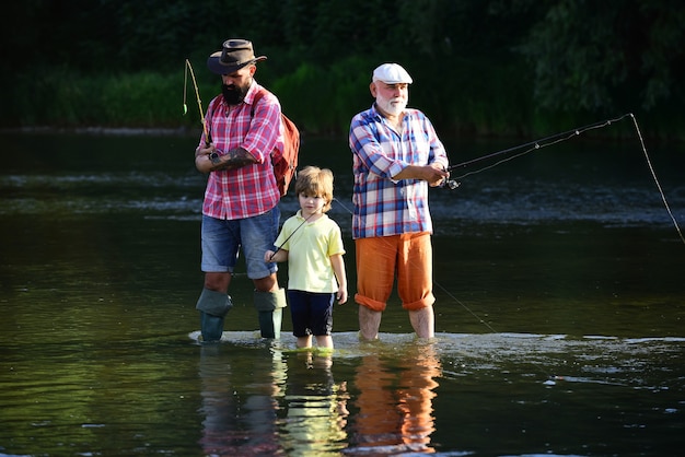 Fliegenfischen für Forellen Senioren Angeln mit Sohn und Enkel Angeln wurde zu einem beliebten Freizeit...