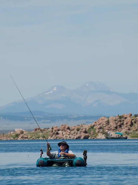 Fliegenfischen vom Schwimmerrohr am Eleven Mile Reservoir, Colorado.
